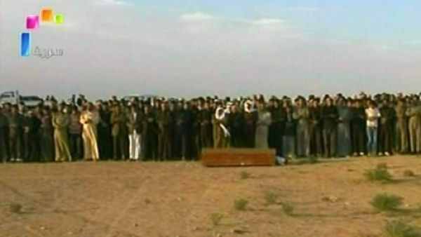 سوريون يشيعون احد قتلى الاحتجاجات