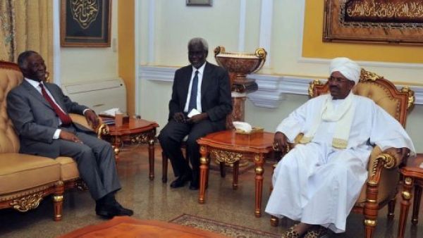 مبيكي خلال لقائه البشير 
