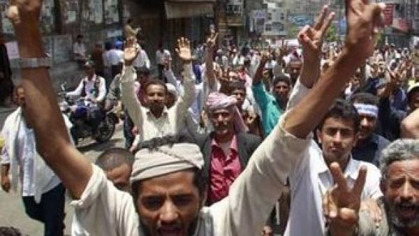 متظاهرون في مدينة تعز