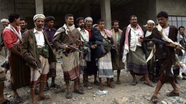 مسلحون قبليون معارضون ينتشرون في احد شوارع تعز
