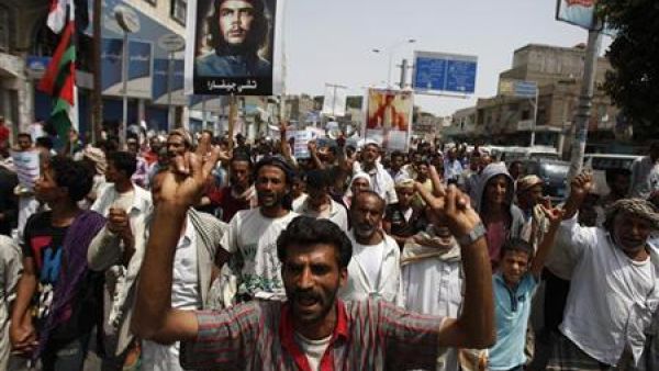محتجون يطالبون بالإطاحة بالرئيس صالح خلال مسيرة في تعز
