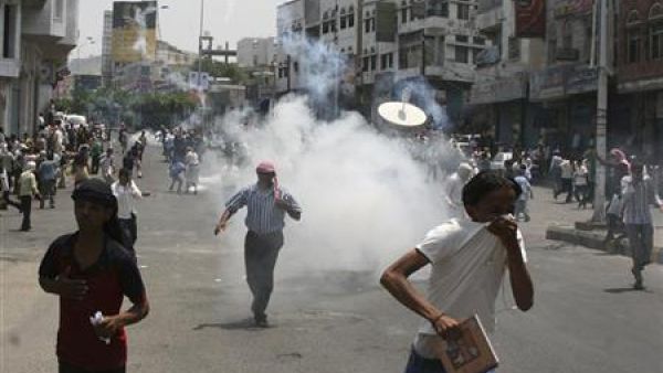 متظاهرون يفرون من اطلاق النار في تعز
