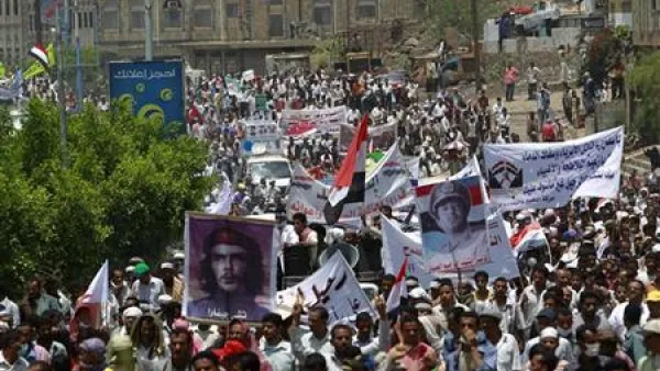 متظاهرون مناهضون للحكومة أثناء مظاهرة تطالب برحيل صالح في تعز 
