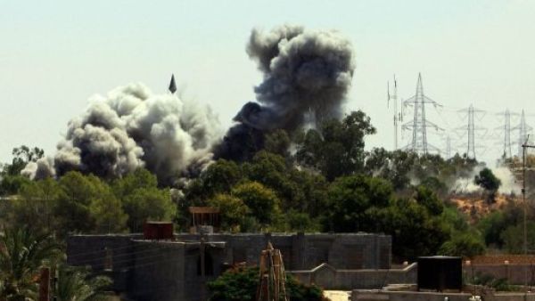 الدخان يتصاعد من تاجوراء احدى ضواحي طرابلس
