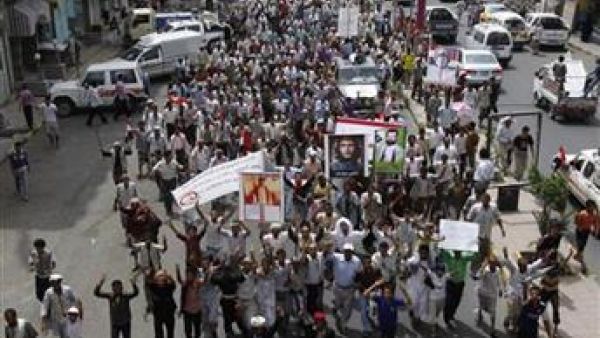 متظاهرون مناهضون للحكومة اليمنية أثناء مسيرة في مدينة تعز
