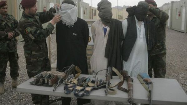 عناصر من طالبان اعتقلهم الجيش الافغاني في هيرات
