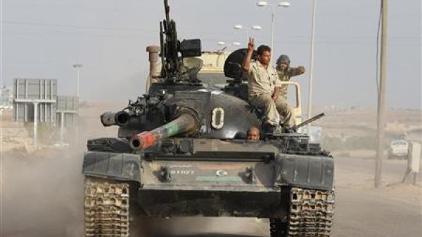 ثوار على متن دبابة بالقرب من سرت
