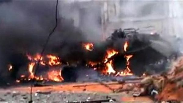 دبابة تحترق بعد هجوم عليها شنه افراد من الجيش السوري الحر في حمص