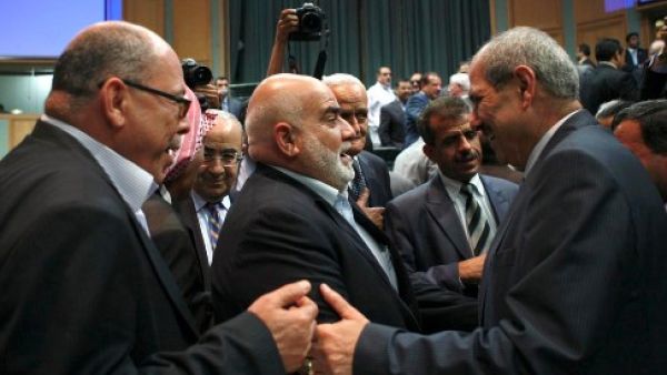 الطراونة (يمين) يتلقى تهاني النواب عقب نيل حكومته للثقة