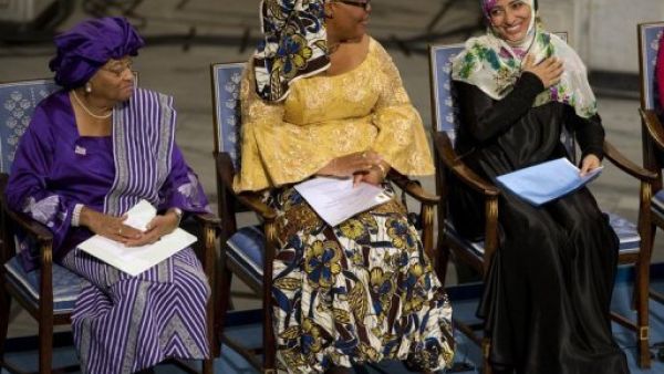 توكل كرمان الاولى الى اليمين