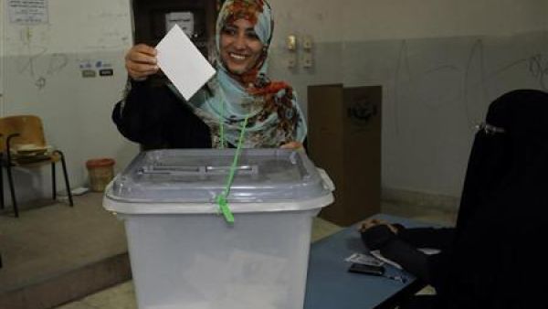 الناشطة اليمنية الفائزة بجائزة نوبل للسلام توكل كرمان لدى ادلائها بصوتها 
