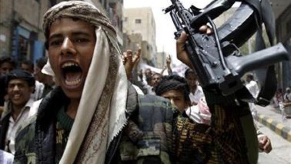 يمني من المعارضين للحكومة يرفع سلاحا ويردد هتافات مناهضة للحكومة أثناء مظاهرة في تعز 
