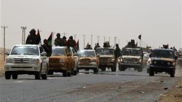 ثوار عند المدخل الغربي لمدينة اجدابيا 
