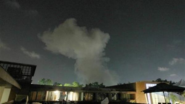 الدخان يتصاعد فوق مبان في طرابلس بعد موجة من القصف 
