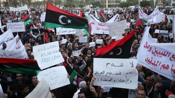 مقيمون يحتجون على وجود اسلحة داخل مدينة طرابلس