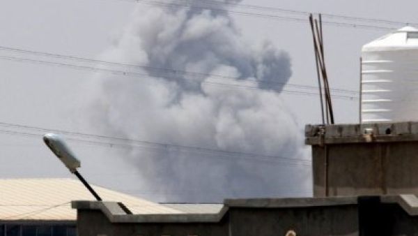 الدخان يتصاعد من موقع غارة للحلف الاطلسي في طرابلس

