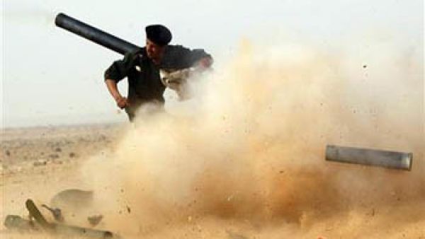 متظاهرون في مدينة تعز اليمنية يوم 13 يونيو حزيران 2011 يطالبون بتنحي الرئيس علي عبد الله صالح وتشكيل مجلس انتقالي.
