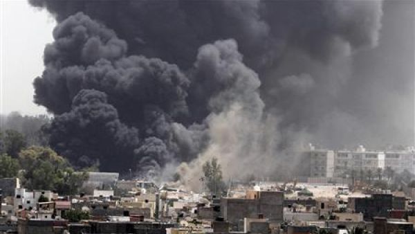 دخان يتصاعد في طرابلس يوم الثلاثاء عقب غارة لحلف الاطلسي 
