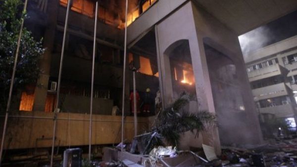 النيران تشتعل باحد المباني في طرابلس اثر القصف الذي شنه الحلف الاطلسي