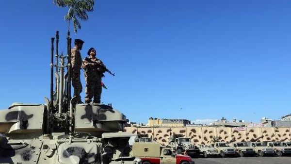 عناصر ميليشيا من الزنتان يخلون مقرهم في طرابلس
