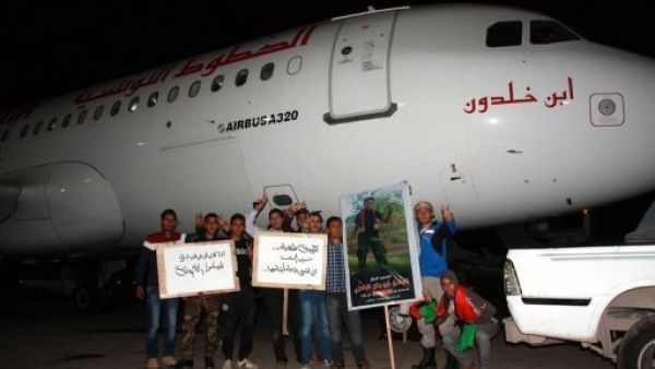 ليبيون يمنعون طائرة الخطوط الجوية التونسية من الاقلاع في مطار معيتيقة 

