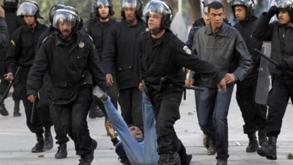 ارشيف/قوات امن تعتقل متظاهرا في تونس