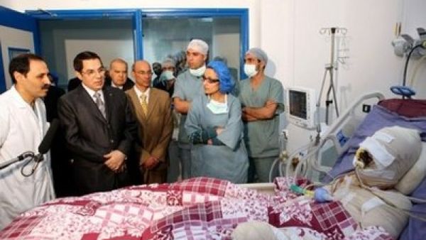 صورة وزعتها الرئاسة التونسية وتظهر الرئيس التونسي خلال زيارة البوعزيزي في المستشفى عقب احراقه نفسه
