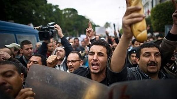 ارشيف/متظاهرون في تونس