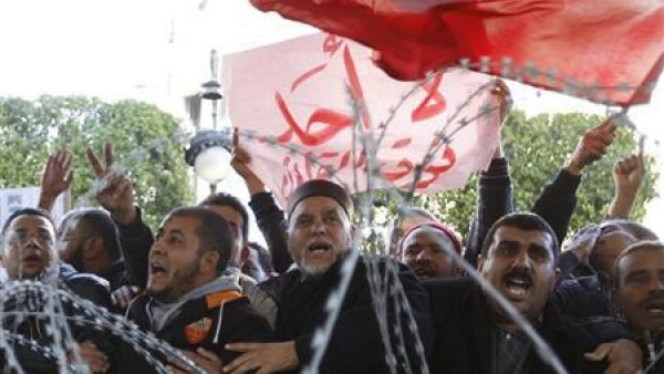 تونسيون يرددون هتافات اثناء مظاهرة للمطالبة برحيل ضباط الشرطة الفاسدين
