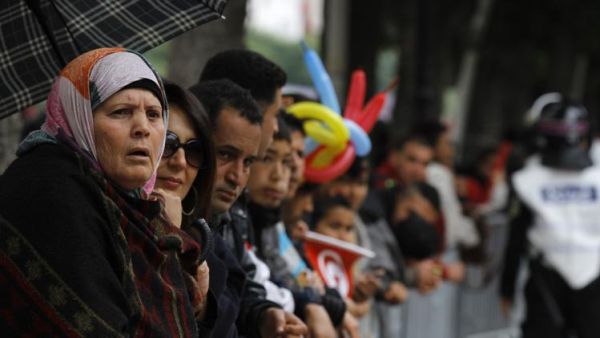 تونسيون يشاهدون احتفالات الثورة

