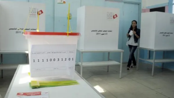 تونسية تشارك في التدريب على الانتخاب في تونس
