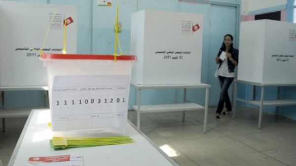 تونسية تشارك في التدريب على الانتخاب في تونس

