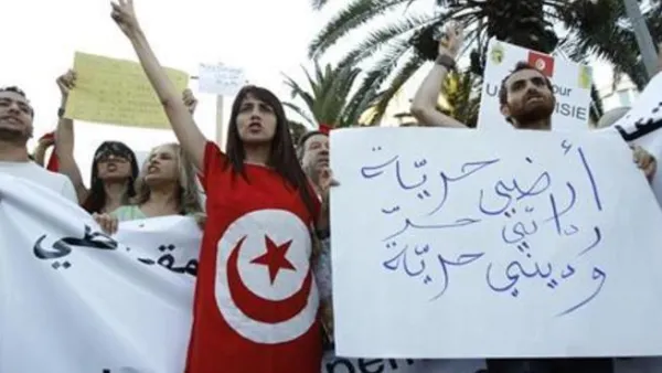 تونسيون يرفعون لافتات ويرددون هتافات أثناء مظاهرة بتونس 
