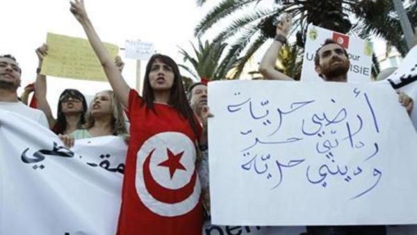 تونسيون يرفعون لافتات ويرددون هتافات أثناء مظاهرة بتونس 
