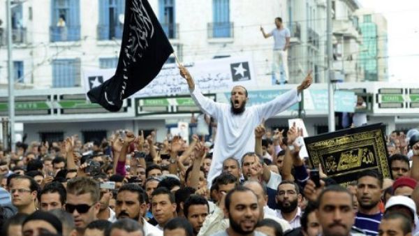 تظاهرة امام مقر شبكة نسمة التلفزيونية في تونس 
