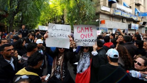 متظاهرون في تونس للمطالبة برحيل رئيس الوزراء محمد الغنوشي في 20 شباط/فبراير
