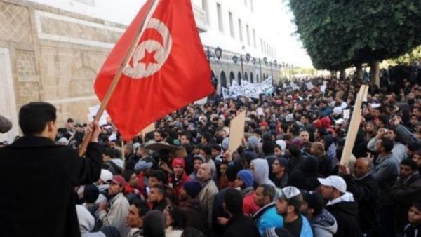 تونسيون يتظاهرون امام القصر الحكومي