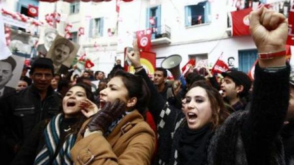 اعضاء في اتحاد الشغل التونسي يرددون هتافات أثناء احتجاج في تونس
