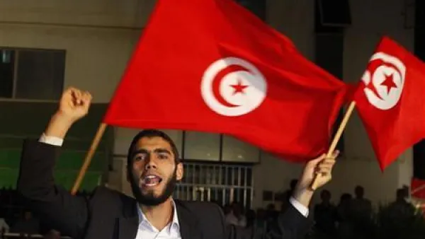 احد انصار حركة النهضة الاسلامية يحتفل بفوز الحركة في تونس العاصمة 
