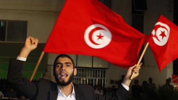 احد انصار حركة النهضة الاسلامية يحتفل بفوز الحركة في تونس العاصمة 
