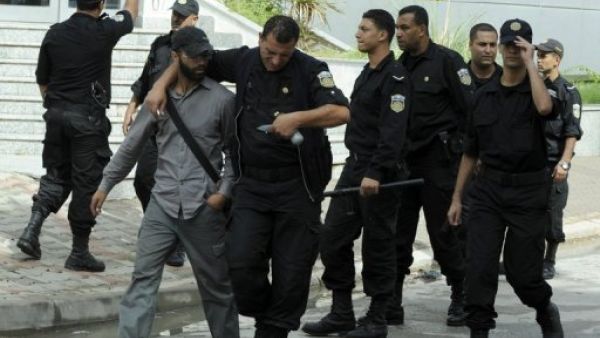 عناصر من قوات الامن تعتقل احد الاسلاميين الذين شاركوا في الهجوم على تلفزيون نسمة التونسي
