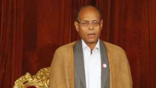 الرئيس التونسي الجديد المنصف المرزوقي يردد النشيد الوطني أمام الجمعية التأسيسية في تونس
