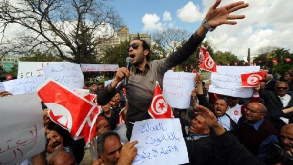 تظاهرة لانصار حزب التجمع الدستوري الديموقراطي 
