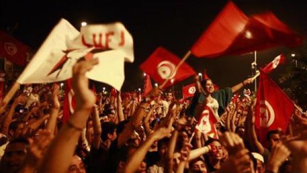 متظاهرون يلوحون بالاعلام التونسية في العاصمة تونس
