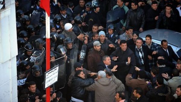 مواجهة بين الشرطة ومتظاهرين في تونس