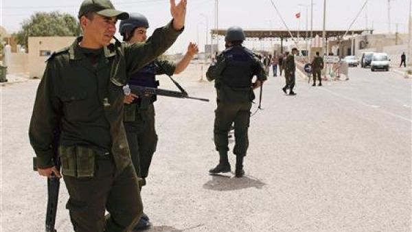 جنود تونسيون عند المنطقة الحدودية مع ليبيا
