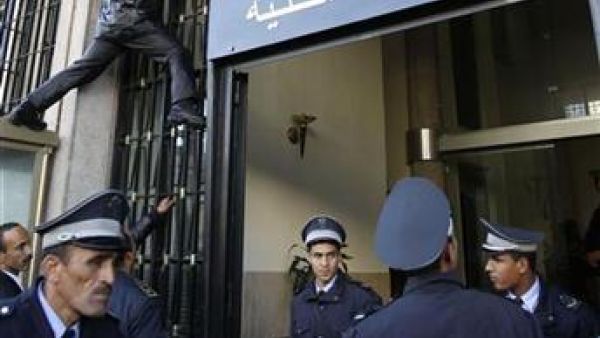 رجال شرطة أمام وزارة الداخلية في تونس
