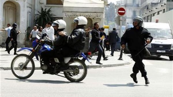 شرطة مكافحة الشغب تفض احتجاجا مناهضا للحكومة في تونس العاصمة
