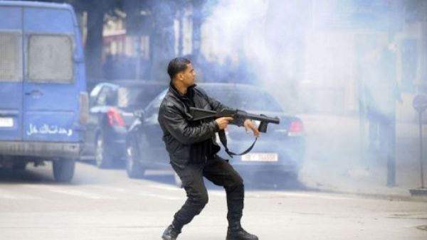 اشتباكات عنيفة بين قوات الامن ومتظاهرين في تونس 