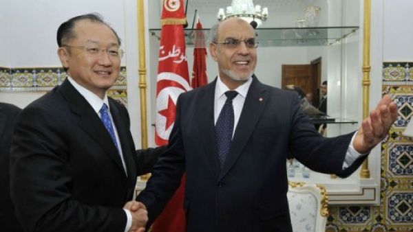 جيم يونغ كيم يصافح رئيس الوزراء التونسي حمادي الجبالي